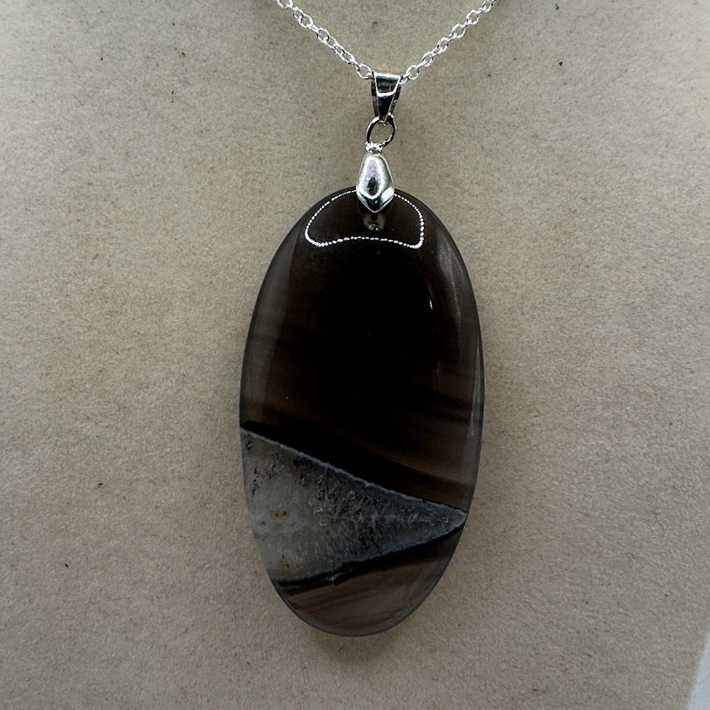 Agate Quartz Pendant Necklace on Silver Chain - Picture 2 of 7